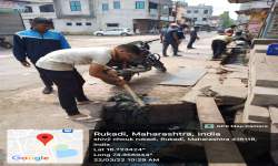 रुकडी गावातील गटार स्वच्छता करताना राष्ट्रीय सेवा योजनेचे विद्यार्थी