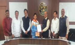 महाविद्यालयाची जलतरणपटू सुबिया मुल्लाणी हिची डेफ  ऑलिंपिक स्पर्धेसाठी निवड झाल्याबद्दल सत्कार करताना शिवाजी विद्यापीठाचे कुलगुरू शिर्के सर