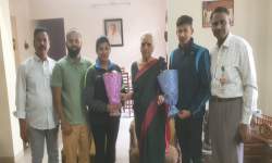 ब्राझील येथे होणाऱ्या डेप ऑलिम्पिक्स जलतरण स्पर्धेत निवड झाल्याबद्दल महाविद्यालयाच्या सुबिया मुल्लाणी हिचा सत्कार करताना रयत शिक्षण संस्थेच्या जनरल बॉडी सदस्य आदरणीय सरोज पाटील उर्फ माई