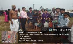 दिवाळीनिमित्त गोरगरीब लोकांना कपडे वाटप