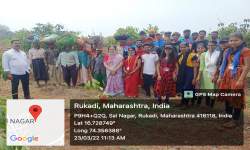 कर्मवीर कृषी संशोधन केंद्र येथे काम स्कथानिक कामगारासोबत काम करताना रासेयो चे विध्यार्थी